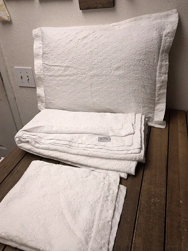 Peacock Alley White Matelassé 100% Cotton Coverlet & 2 Shams F/Queen 82x98" EUC