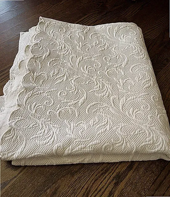 Vintage Peacock Alley Matelasse Cotton Coverlet 84X77 Ecru Bedspread Scalloped